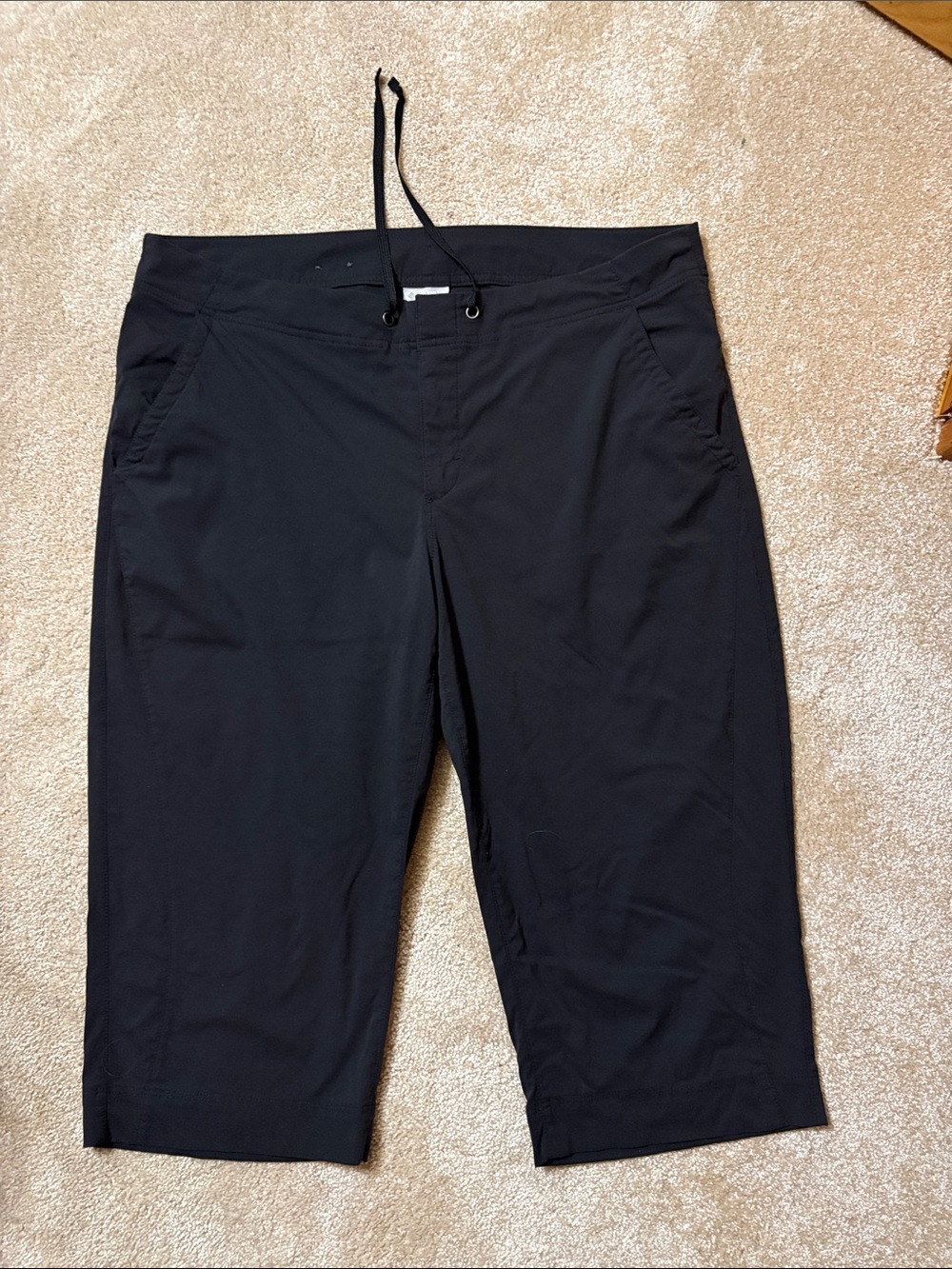 Columbia Black Capri Size 16W with Strings at the Waist Has Pockets